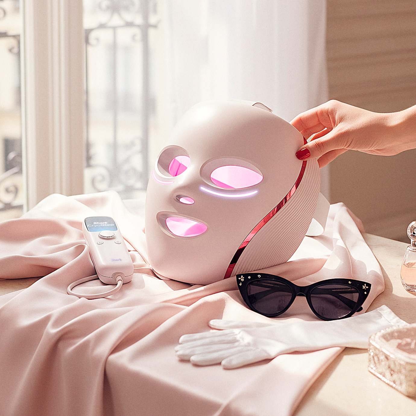Shark CryoGlow Marilyn Monroe Collection LED Face Mask - Image 4