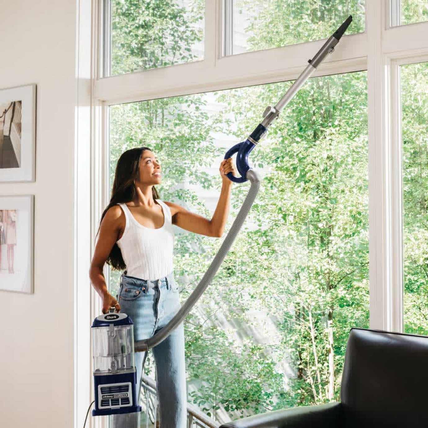 Shark-Ninja Navigator Deluxe Upright Vacuum - Image 4